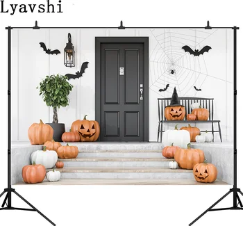 Lyavshi veselo noč Čarovnic Izrezljane buče netopirji in pajki na stopnicah in klopi, s črno vhodna vrata fotografija studio ozadju